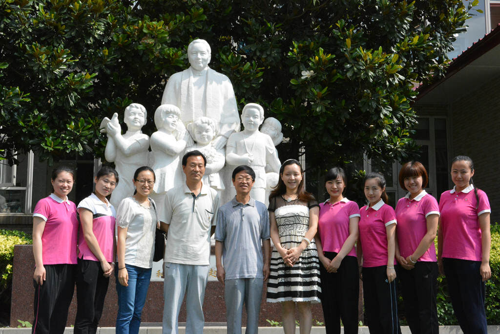 左一:09级国际语言文化学院学生候晓霓、 左二:09级国际语言文化学院学生孙红元、 左三:国际语言文化学院学前教育系系主任赵欣 左四:国际语言文化学院副院长卢苏亮 左五:国际语言文化学院院长韩广信 右一:12级国际语言文化学院学生郝静 右二:08级国际语言文化学院学生李佳玉 右三:07级国际语言文化学院学生朱天灵 右四:10级国际语言文化学院学生周璐、 右五:国务院幼儿园甘瑾副园长